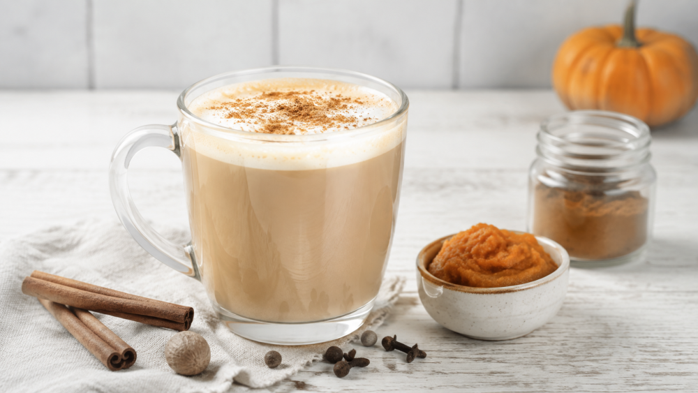 Zelfgemaakte pumpkin spice latte met pompoenpuree en pumpkin spice