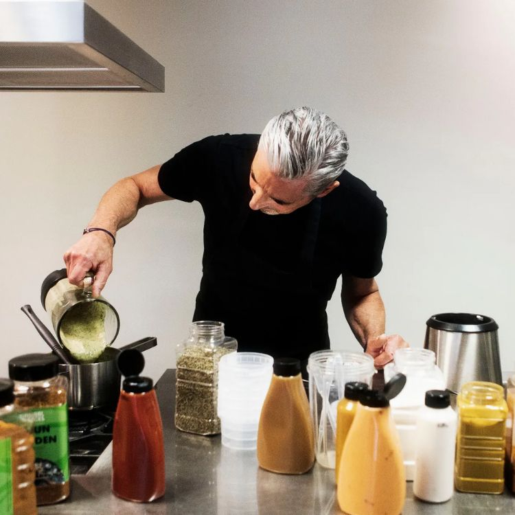 yvan keijlewar in de keuken bij Natural Spices