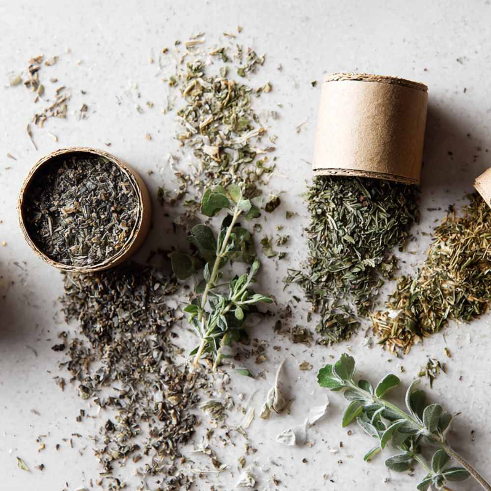 kartonnen potjes met gedroogde biologische kruiden en verse kruiden