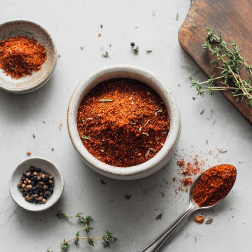 thuisgemaakte bbq rub met kruiden en specerijen van natural spices