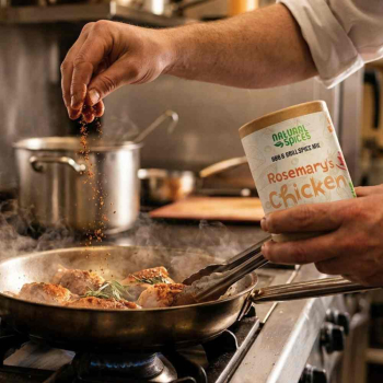 kok die rosary's chicken kip kruiden over kip in een pan sprinkelt