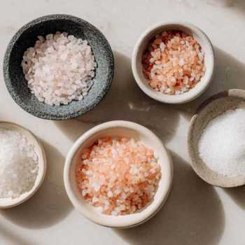 verschillende soorten zout in schaaltjes: zeezout, Himalayazout, Keltisch zeezout, fleur de sel, kosher zout