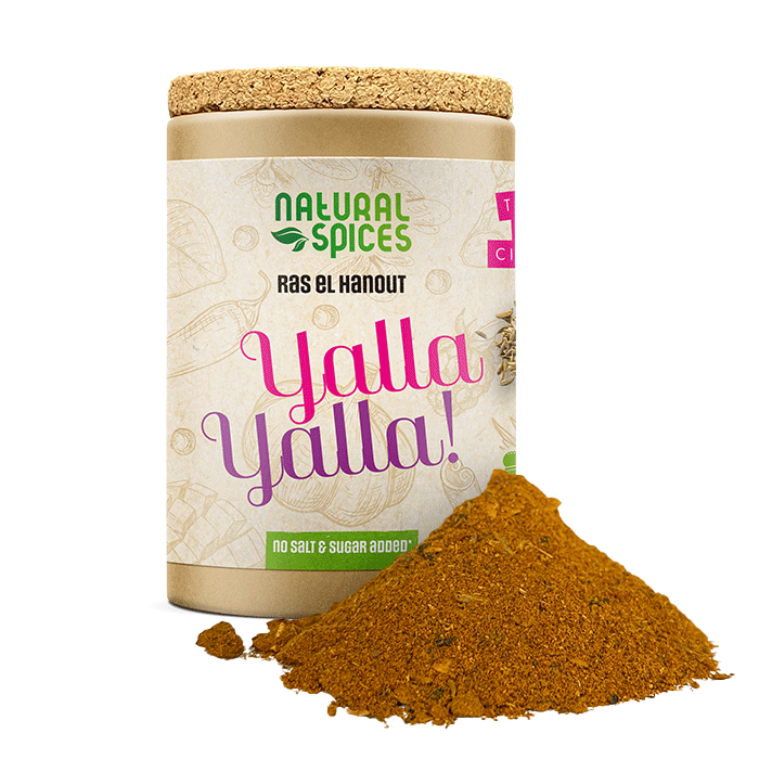 Pot Yalla Yalla Ras el Hanout kruidenmix van Natural Spices met kurken deksel op witte achtergrond, met een hoopje gemalen kruiden ervoor en de vermelding “no salt & sugar added”.