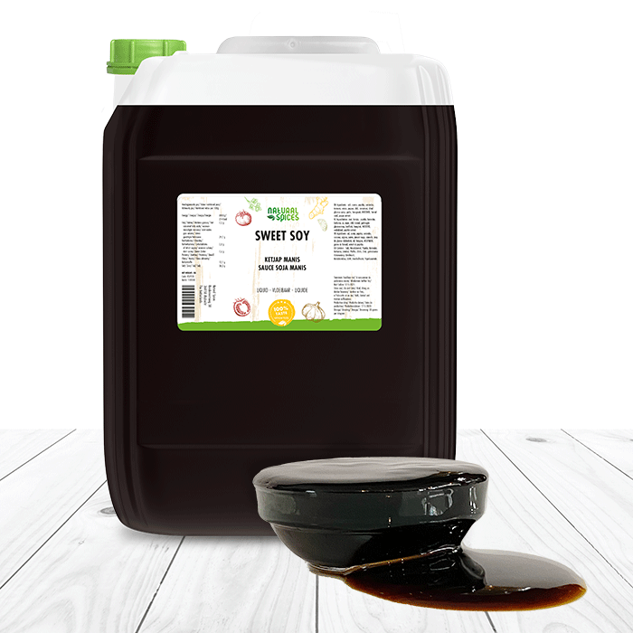 Ketjap manis saus van Natural Spices in grote jerrycan,
met kom gevuld met zoete Indonesische sojasaus