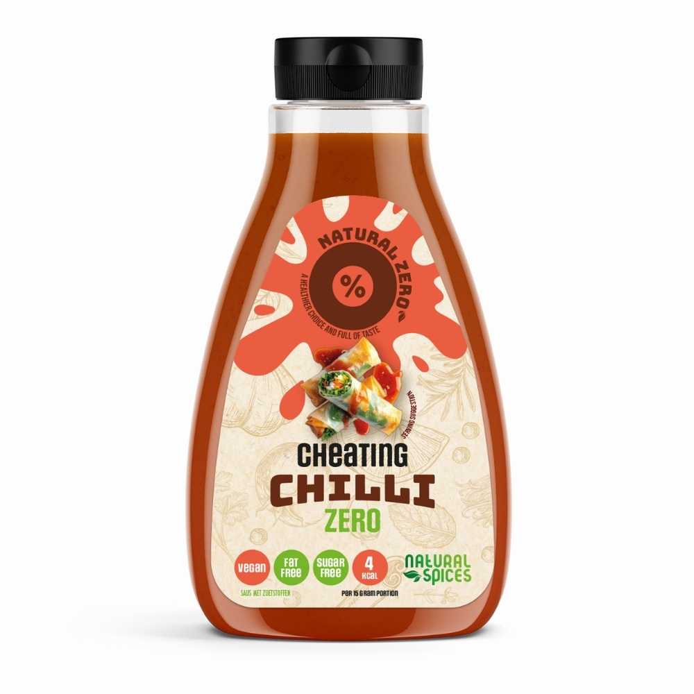 Fles Chillie Saus van Natural Spices met zwarte dop op witte achtergrond, voorzien van labels “low-calorie”, “sugar free” en “4 kcal”, geschikt voor een vegan en caloriearm dieet.