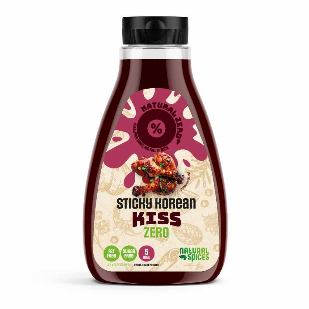 Fles Sticky Korean Kiss van Natural Spices met zwarte dop op witte achtergrond, voorzien van labels “low-calorie”, “fat free” en “5kcal”, geschikt voor een vegan en caloriearm dieet.