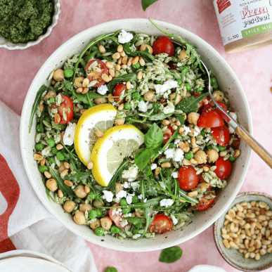 Vegan orzo salade met rucola pesto