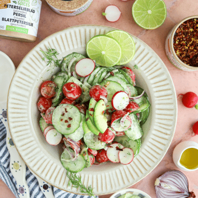 komkommersalade met romige avocado dressing komkommersalade met romige avocado dressing